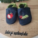Lederpuschen dunkelblau-hellgrün mit Stickerei Apfel und Raupe Grösse 20